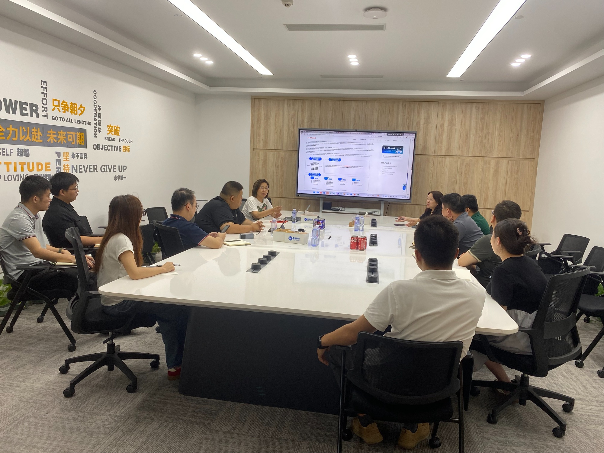 Say Hi to ERNIE！诺亚鸿云全信创智算AI大模型一体机实现文心大模型“即刻”部署！